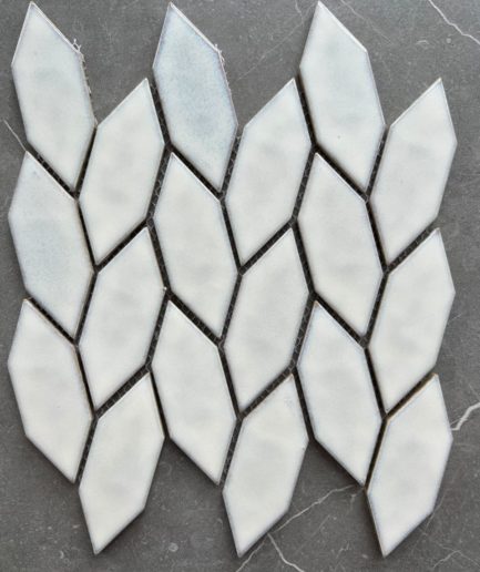 Листья белая мозаика из керамики 1910
