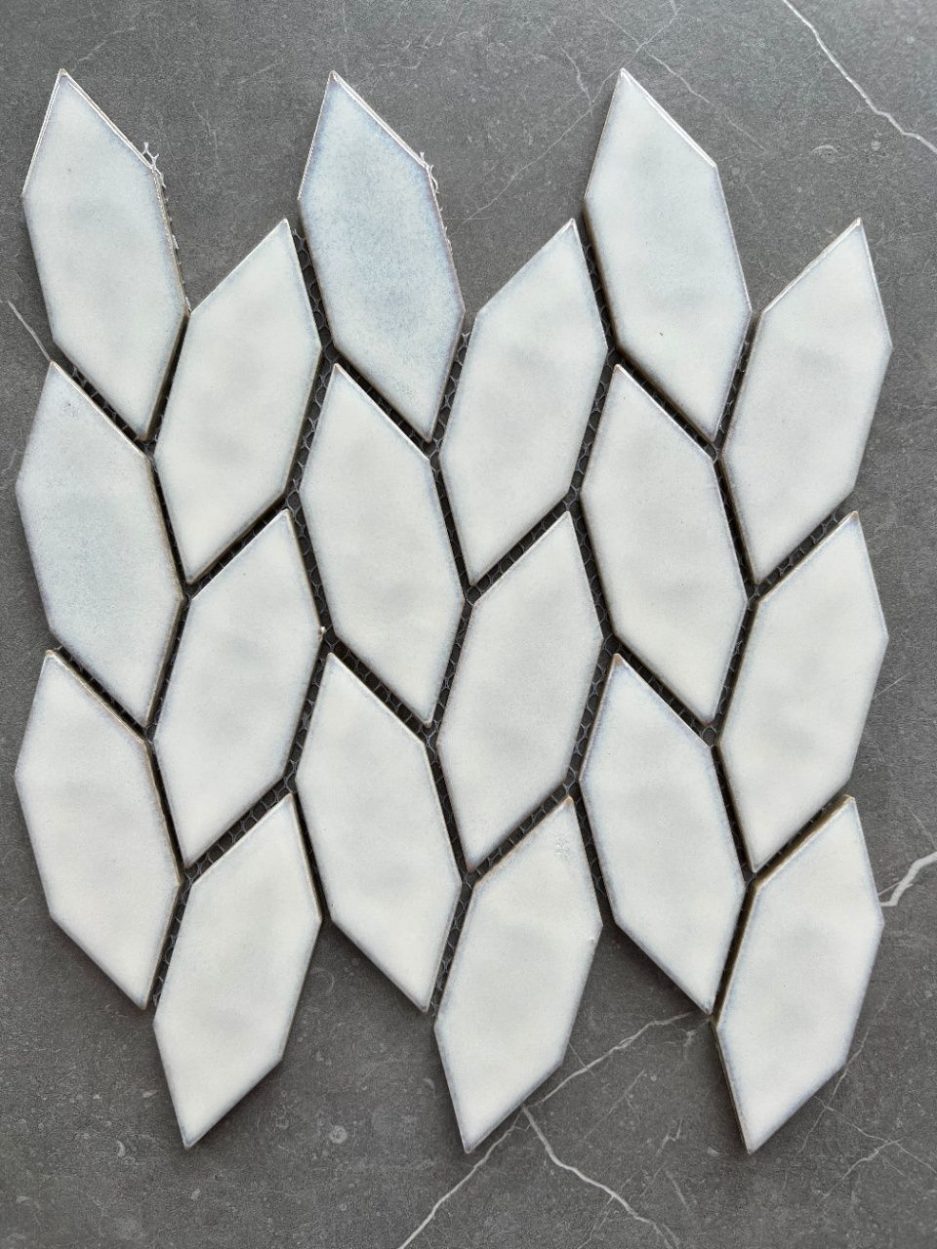 Листья белая мозаика из керамики 1910